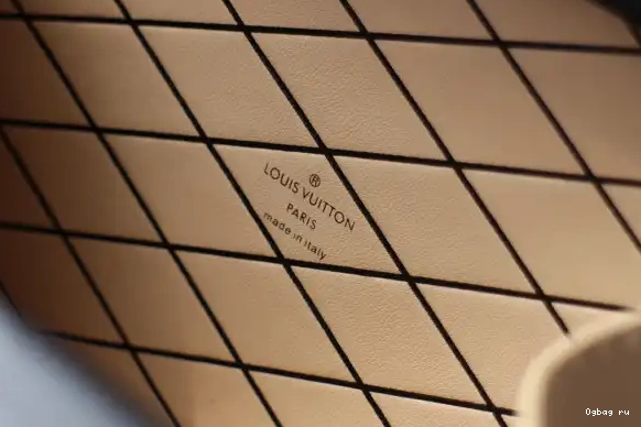 PETITE 1854 LOUIS VUITTON MALLE SINCE 0514
